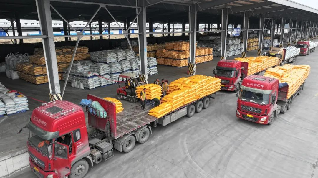 四川农村日报：四川美丰力保农资供应不断档