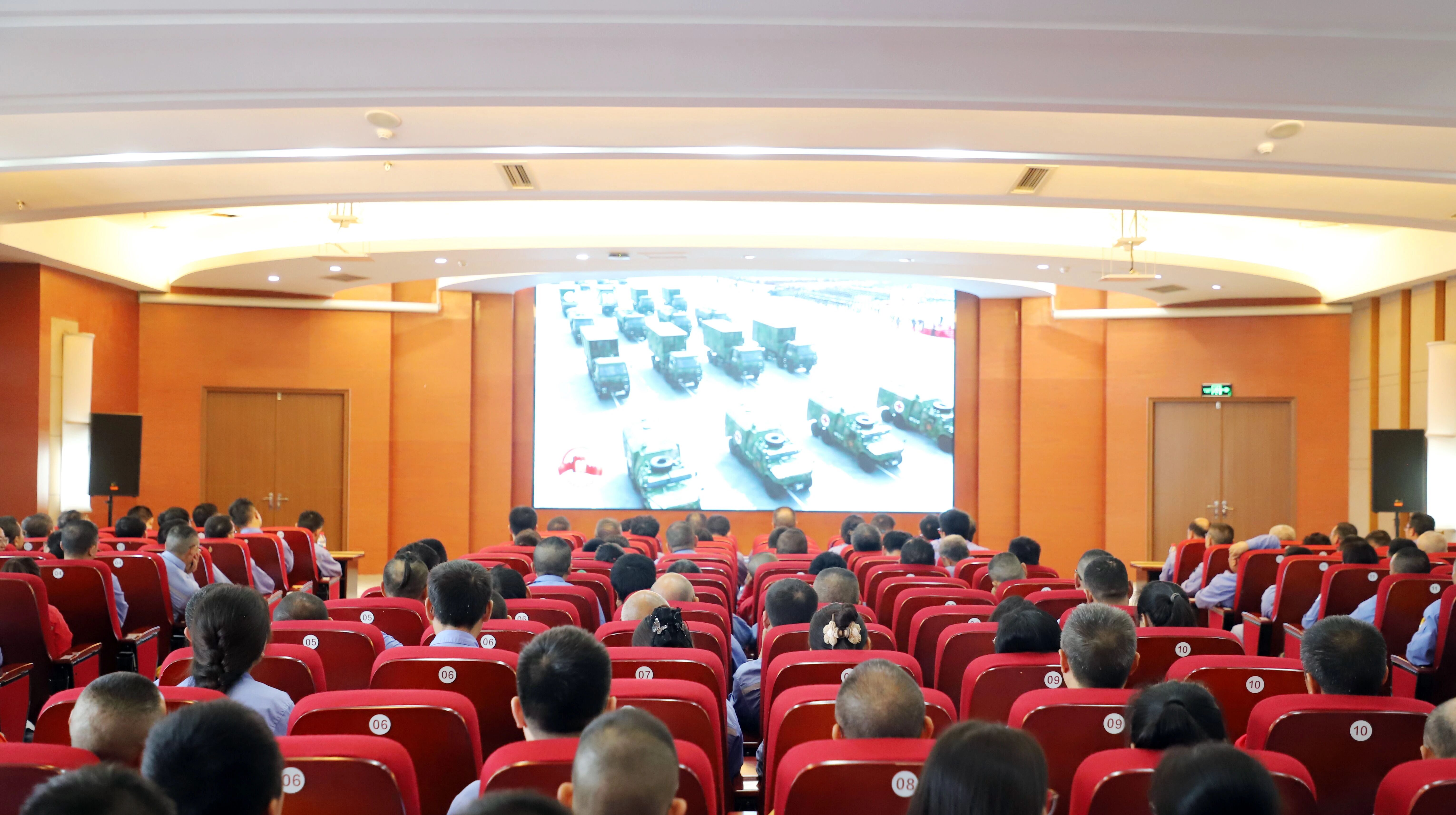 铭记历史  勇毅前行